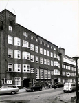 De zelfde straat nog intact, met Rogatekapel en het hoekpand van Wijdeveld.
<br/>
Beeldbank Stadsarchief, 1971-12-01